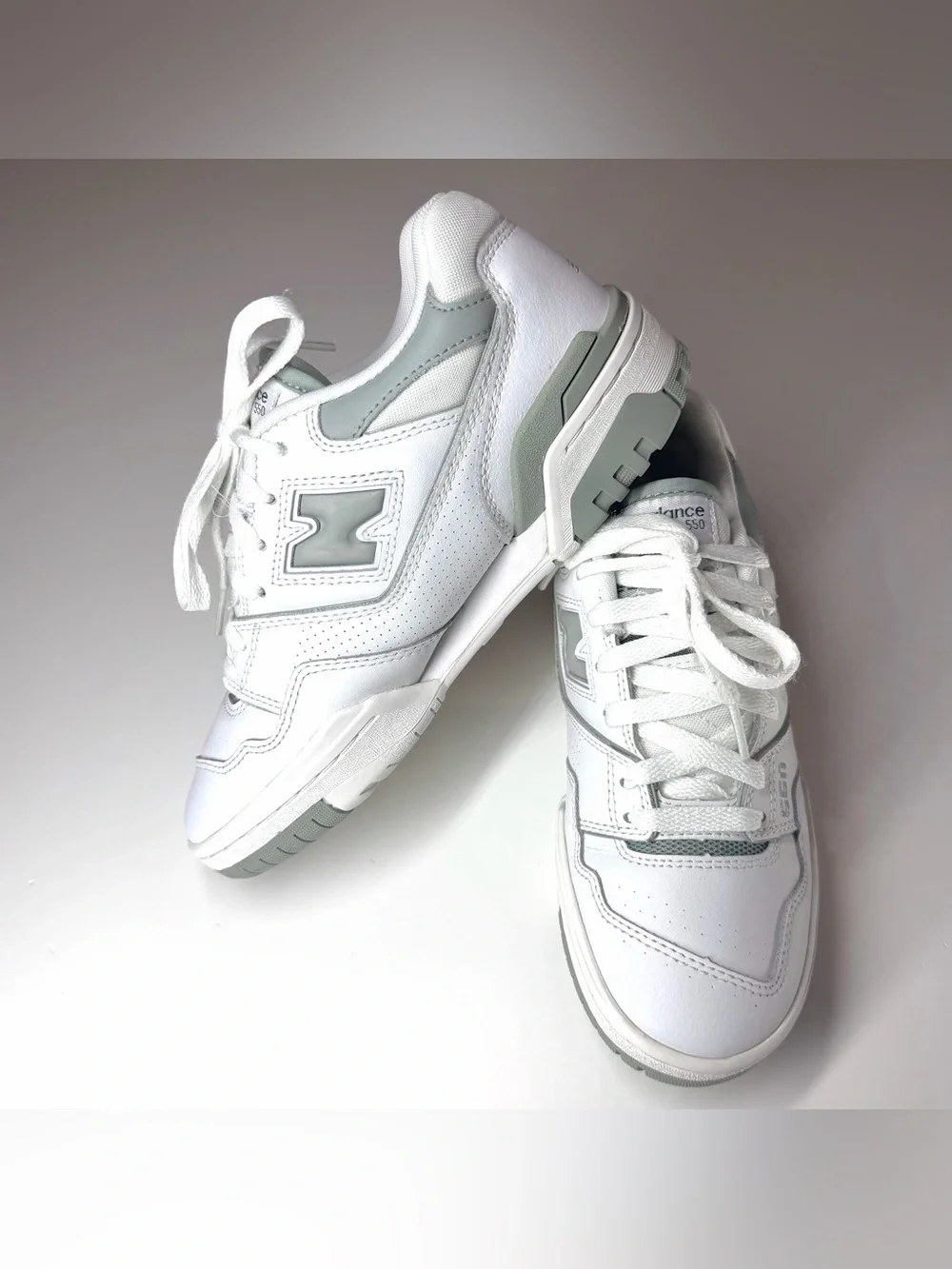 New Balance Unisex 550 White and Light Gray Athletic Sneakers Size- W 7 / M 5.5